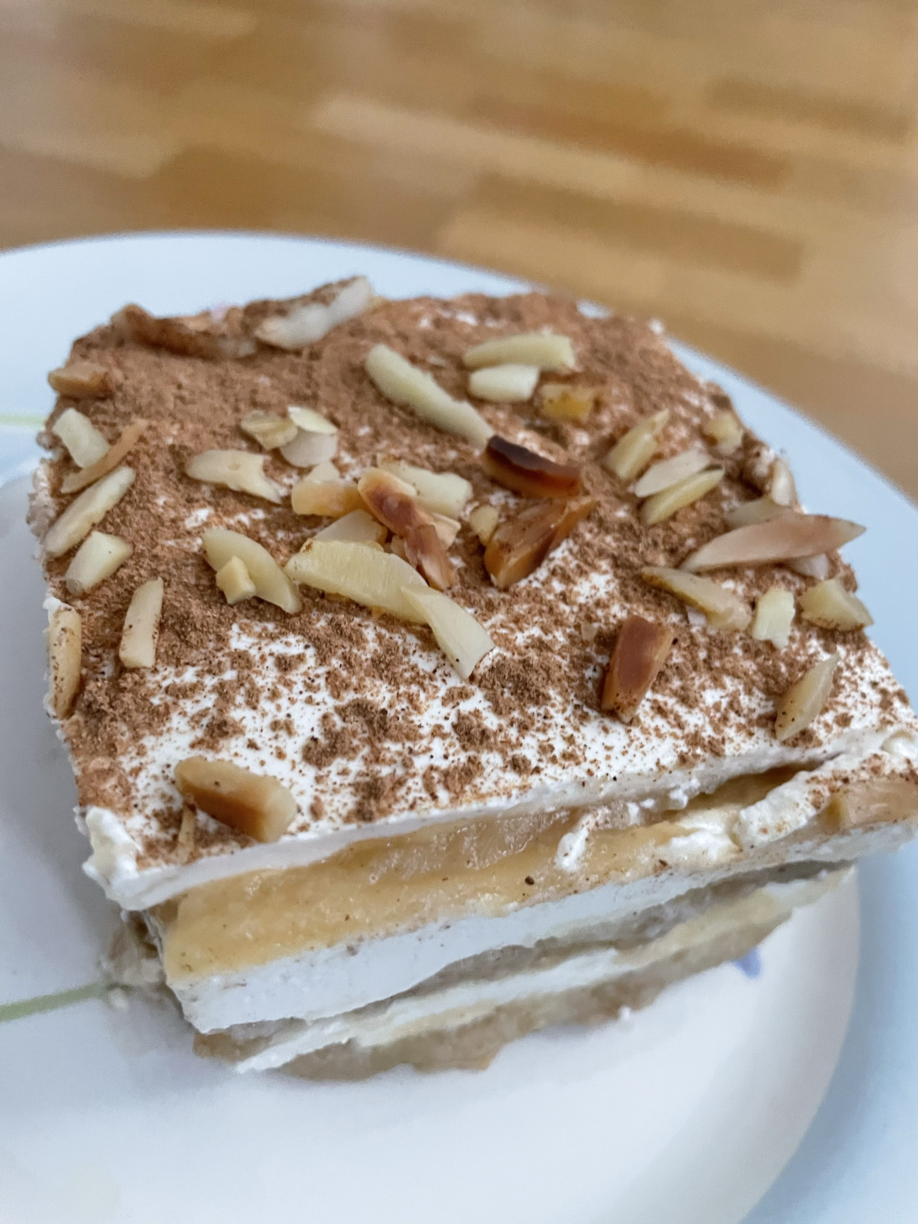 Apfel-Tiramisu auf einem Teller